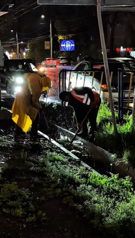 Алматы: коммунальные службы работают после дождя Астане