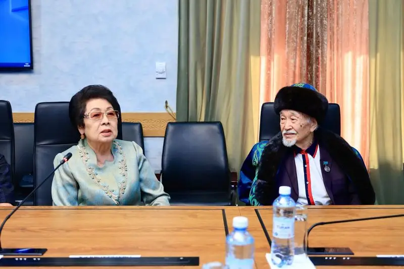 Ермаганбет Булекпаев поздравил с юбилеем заслуженного артиста Казахстана Ергали Жуниспекова (6)