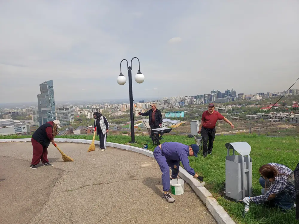 Чистота на высоте: у трамплинов в Алматы прошел яркий субботник (3)