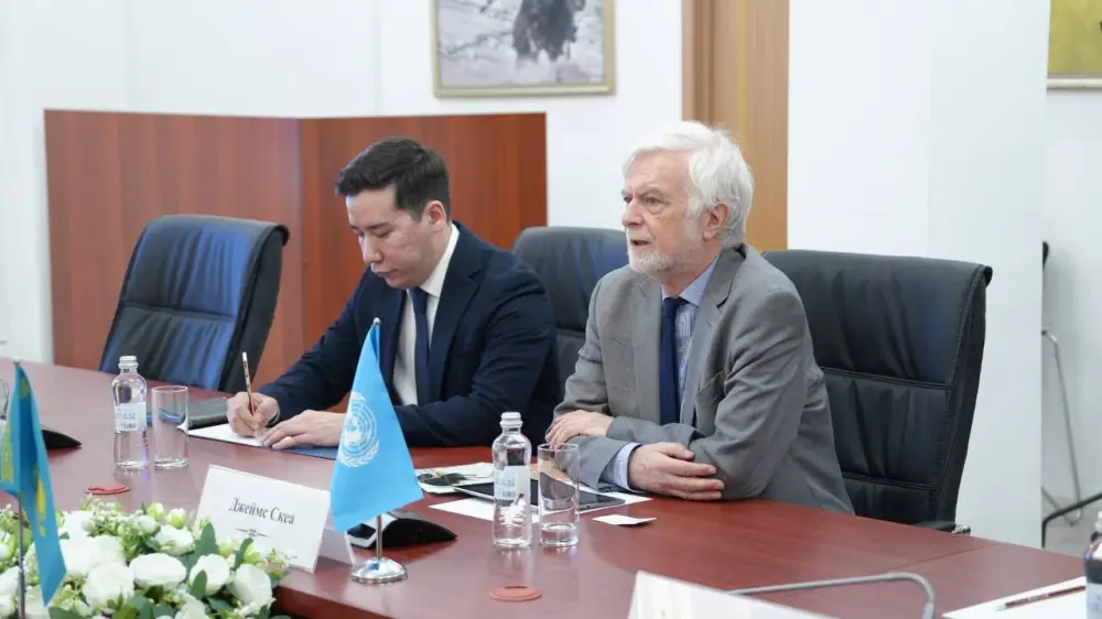 В рамках RES-2026 состоялась двусторонняя встреча Министра экологии и природных ресурсов Республики Казахстан Е. Нысанбаева с Председателем Межправительственной группы экспертов по изменению климата (МГЭИК) Джимом Скеа (2)