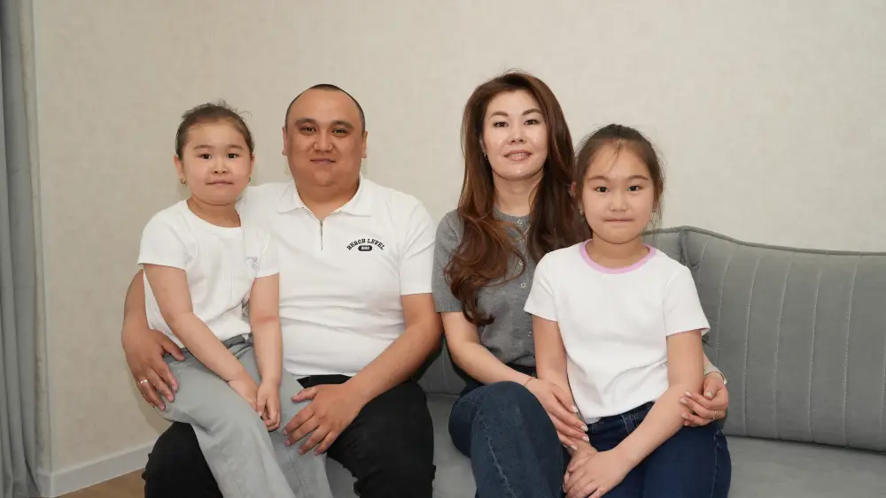 В Астане семье спасателя вручили ключи от квартиры (2)