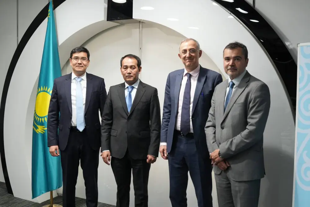 Образовательные программы по водосбережению и проект по борьбе с засолением почв обсудил министр водных ресурсов и ирригации с участниками Регионального экологического саммита (2)