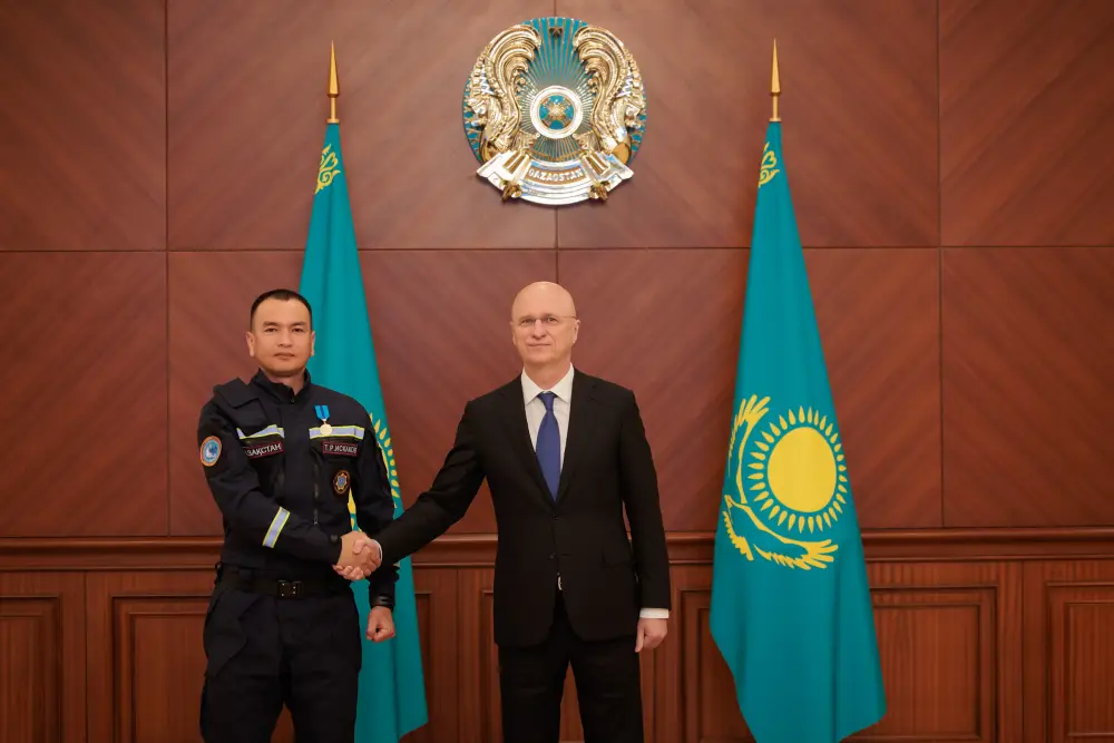 Сотрудники МЧС награждены государственными наградами (2)