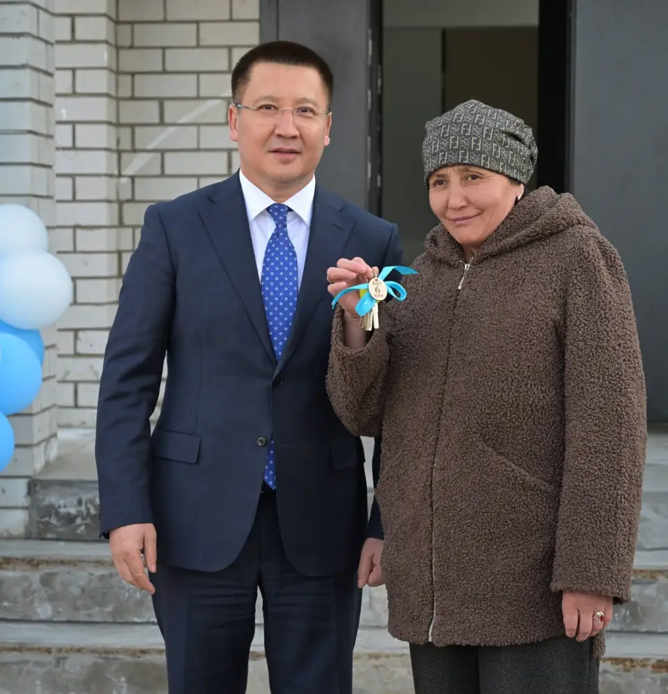 Аким области Асаин Байханов в ходе рабочей поездки в Актогайский район посетил новую детскую школу искусств «Балдаурен» и принял участие в церемонии вручения ключей новоселам 24-квартирного жилого дома (5)