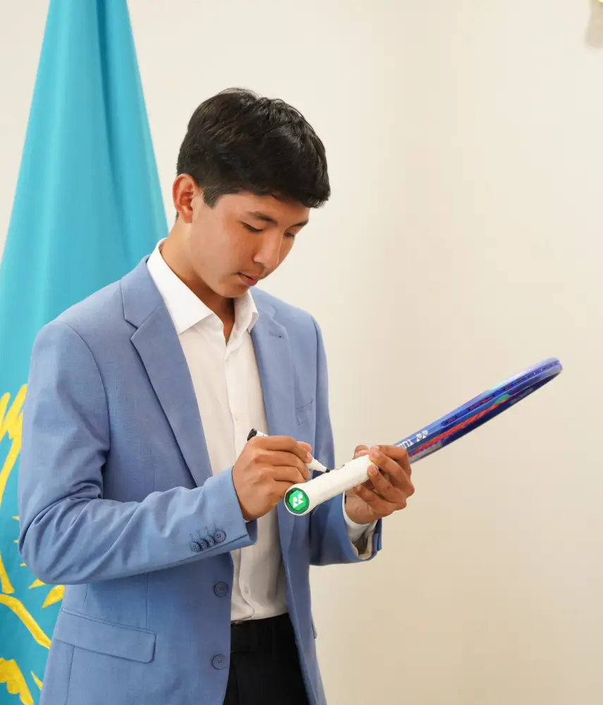 АКИМ ТУРКЕСТАНСКОЙ ОБЛАСТИ ВСТРЕТИЛСЯ С ТАЛАНТЛИВЫМ ТЕННИСИСТОМ ЗАНГАРОМ НУРЛАНУЛЫ (5)