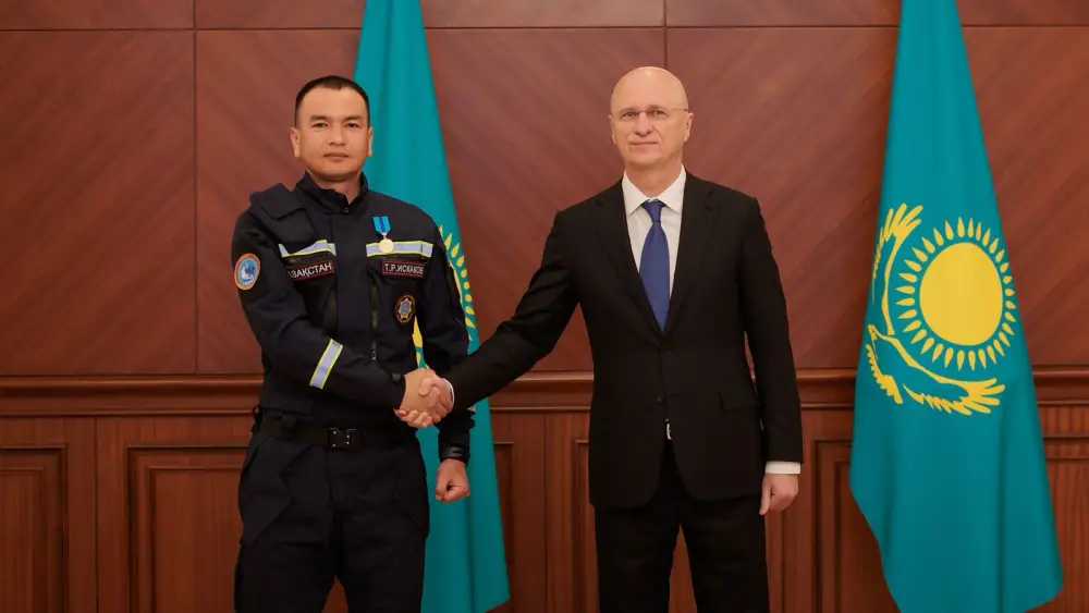 Роман Скляр вручил награды сотрудникам госорганов и авиационной отрасли за эвакуацию казахстанцев из Ближнего Востока Астане