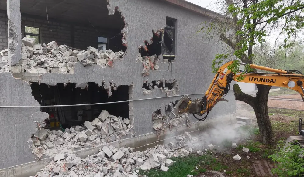 В Алматы приступили к сносу незаконного кафе (2)