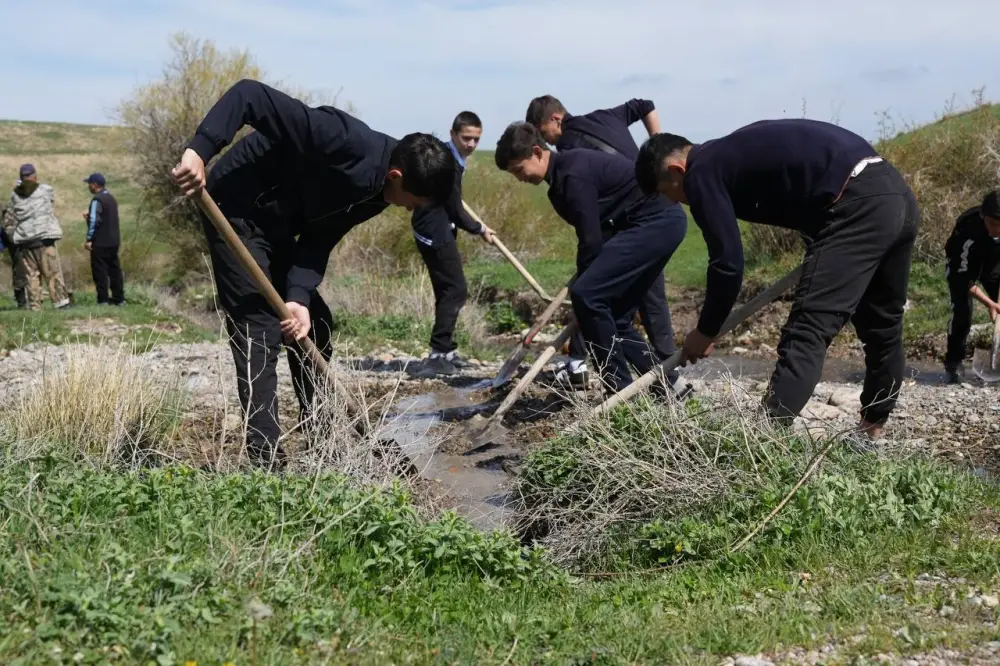 Аксакалы села Алатау организовали и провели очистку родника с участием местной молодежи в рамках экологической акции «Мөлдір бұлақ» (2)