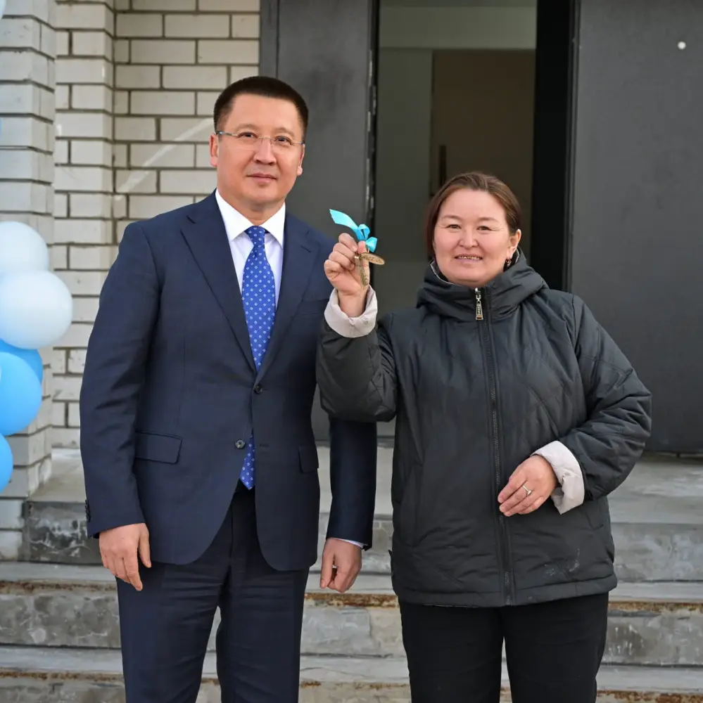 Аким области Асаин Байханов в ходе рабочей поездки в Актогайский район посетил новую детскую школу искусств «Балдаурен» и принял участие в церемонии вручения ключей новоселам 24-квартирного жилого дома (7)