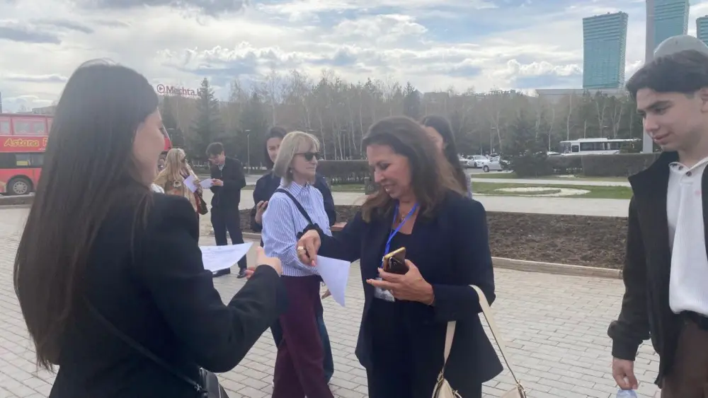 «Закон и порядок»: в Астане туристам раздали специальные памятки (4)