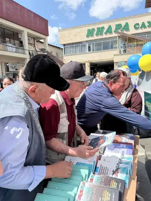 В Туркестане в честь Национального дня книги бесплатно раздали 120 книг Астане