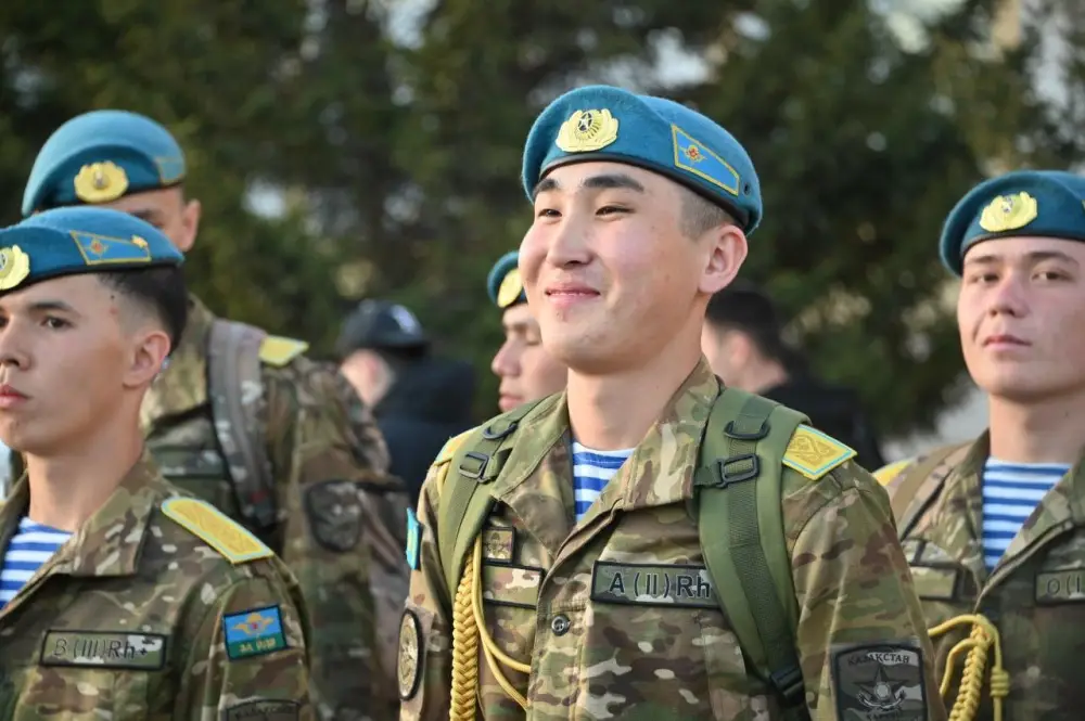 Исполнили долг перед Родиной: в Астане близкие торжественно встретили солдат (5)