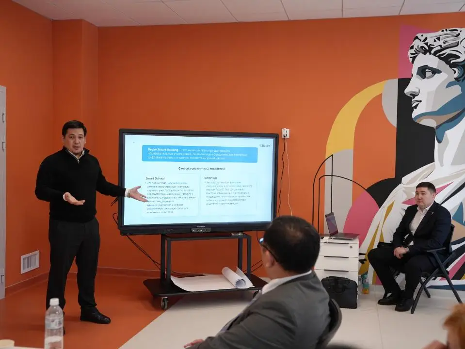 Внедрение технологий искусственного интеллекта в управление школами: новая роль педагогов и индивидуальный подход к обучению Астане
