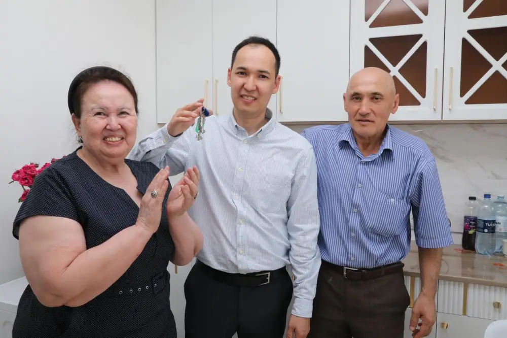 МОЛОДЫЕ УЧЕНЫЕ ЗАСЕЛИЛИСЬ В КВАРТИРЫ, ВРУЧЕННЫЕ ПРЕЗИДЕНТОМ (7)