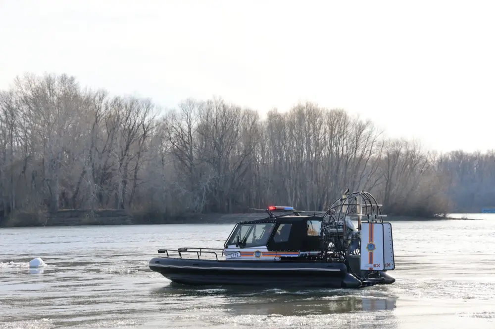 Спасатели МЧС усиливают безопасность на Иртыше (3)