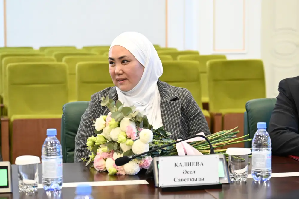 Бейбит Исабаев вручил ключи от однокомнатной квартиры призеру XXV Сурдлимпийских игр Рамазану Абдрасилу (2)