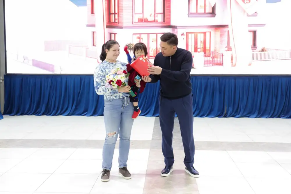 В ШЫМКЕНТЕ КЛЮЧИ ОТ КВАРТИР ПОЛУЧИЛИ НОВЫЕ СЕМЬИ ИЗ ЧИСЛА ОЧЕРЕДНИКОВ (6)