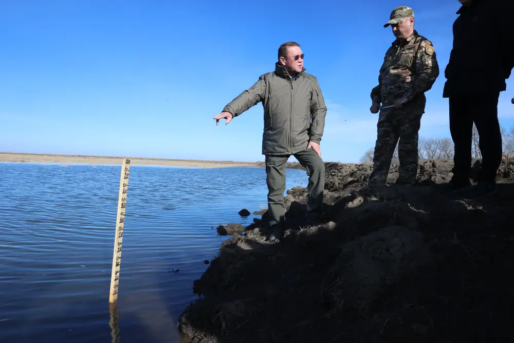 Карасуский район: местные жители строят барьеры против воды, как современные рыцари Астане
