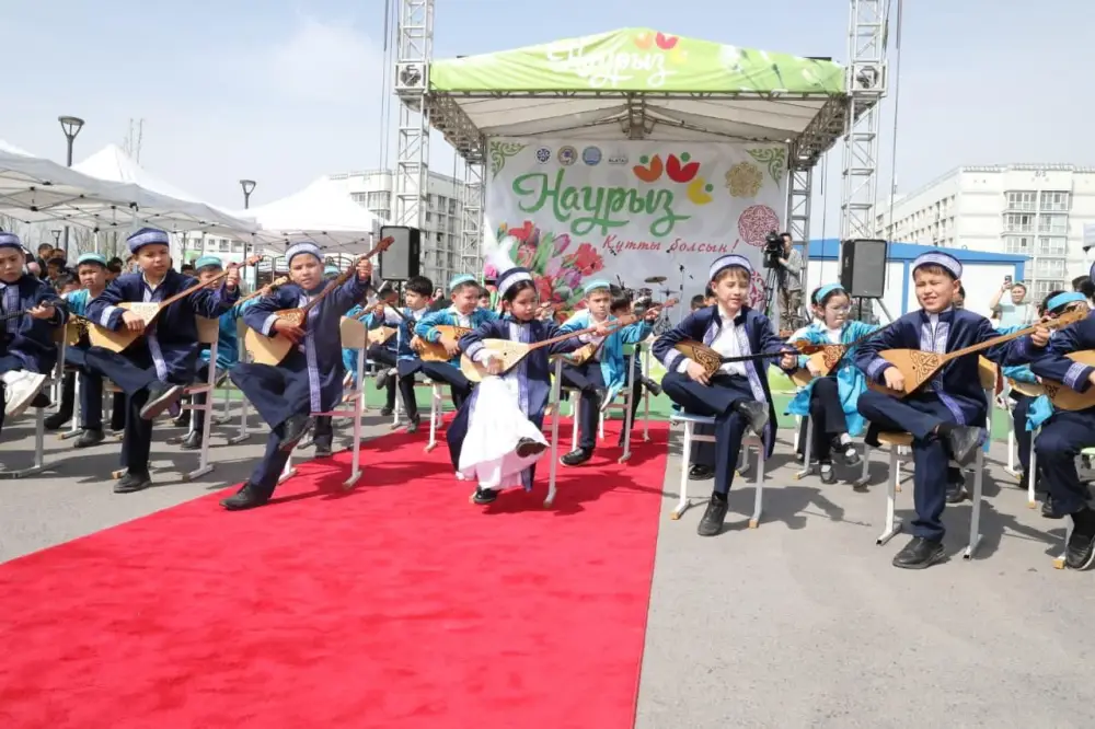 В Алматы запустили «Тамырлас»: педагоги и молодежь высадили «Аллею наставничества» (2)