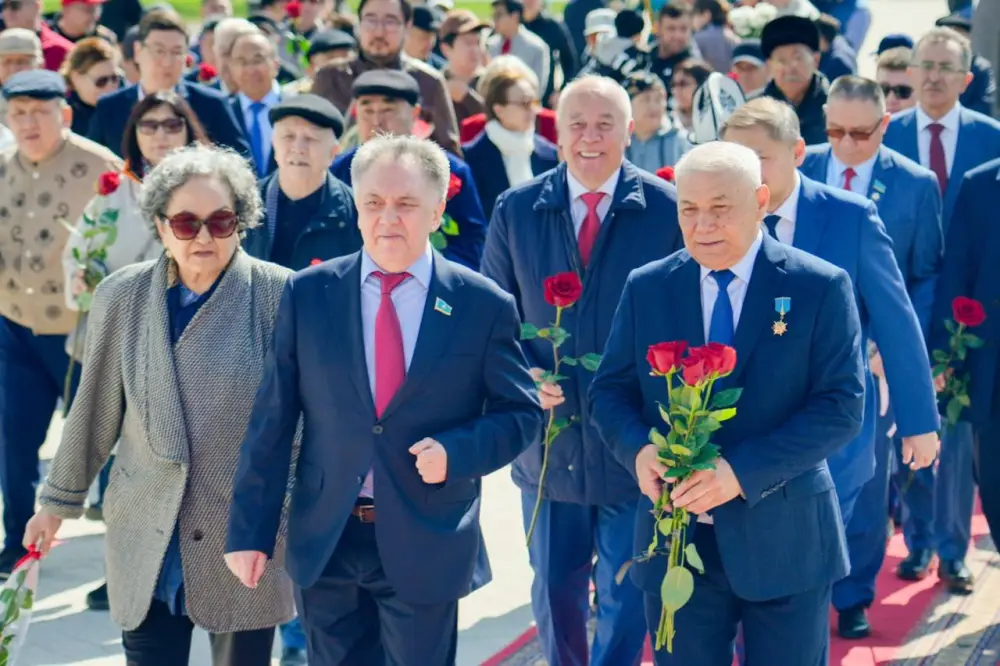 День работников науки: в Астане прошла церемония возложения цветов к памятнику Канышу Сатпаеву (2)