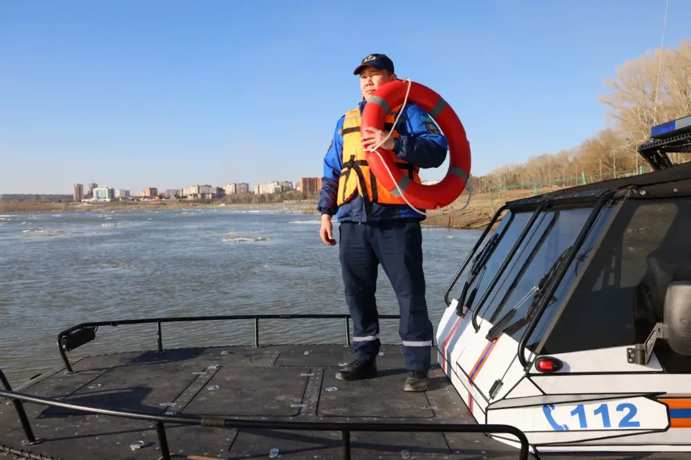 Спасатели МЧС усиливают безопасность на Иртыше (4)