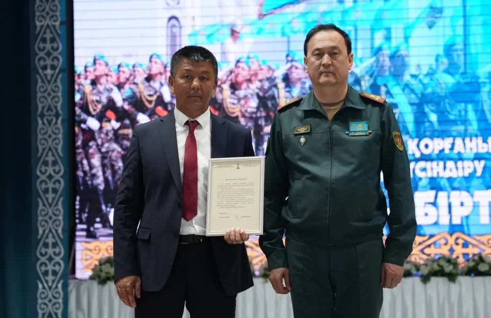 В Жанакоргане военнослужащие Минобороны провели встречи со школьниками и посадили деревья (2)