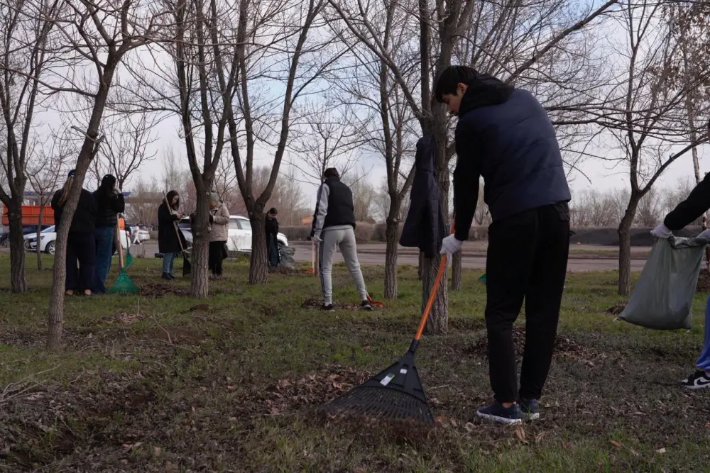Студенты университета Esil: экологи в действии на субботнике в Астане Астане