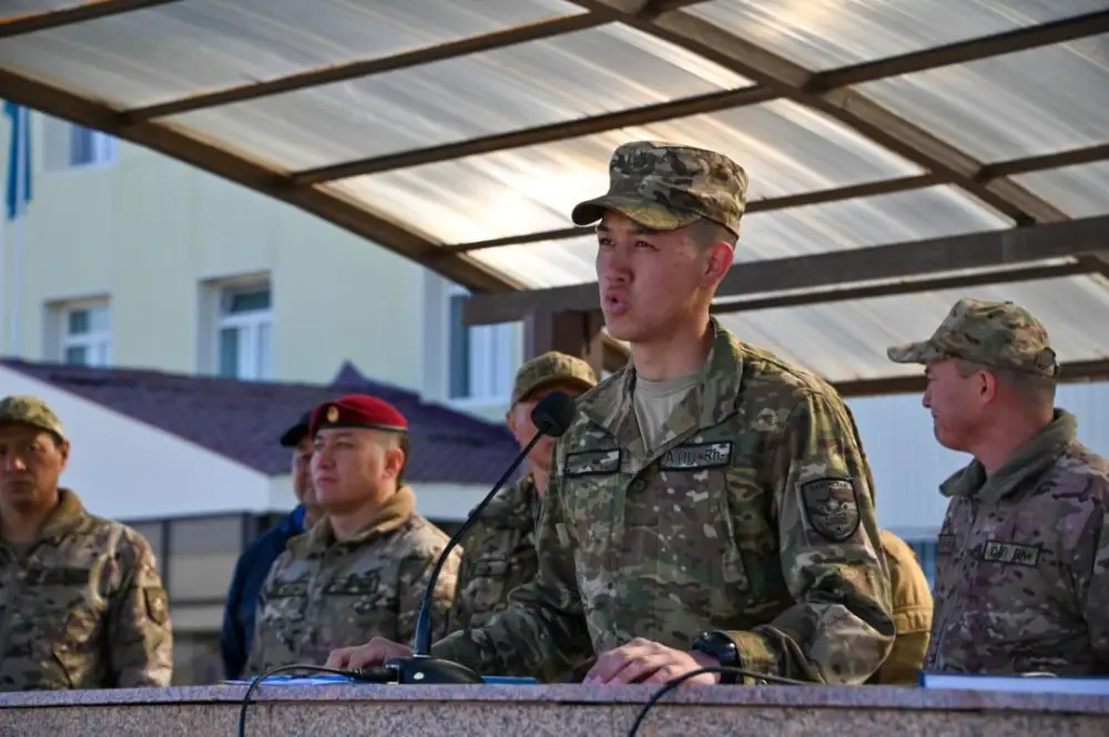 Церемония прощания с боевым знаменем в Астане: поддержка солдат и признание их заслуг Астане