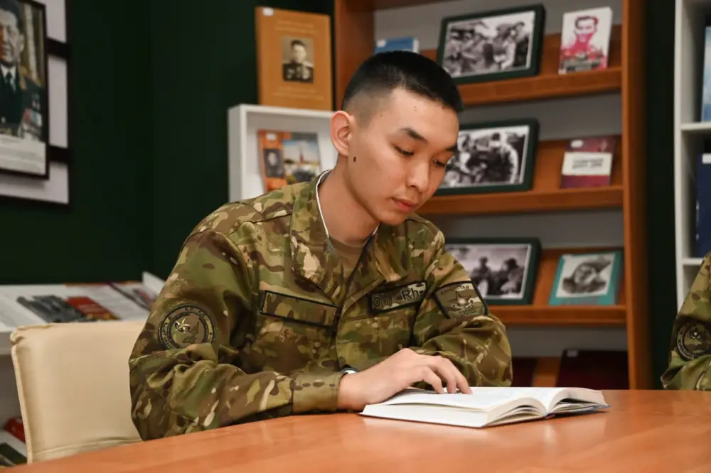 Солдат должен прочесть не менее 5 книг за службу: в Вооруженных силах отмечают Национальный день книги (3)