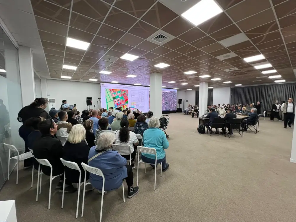 Заместитель акима Алматы Бейбут Шаханов обсудил с жителями изменения земельного назначения в мкр. Абай для роста населения до 3,6 млн к 2040 году. Астане