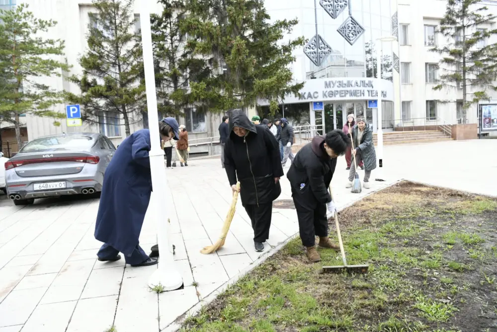 «Таза Қазақстан – наш общий дом»: деятели искусств Астаны провели субботник (4)