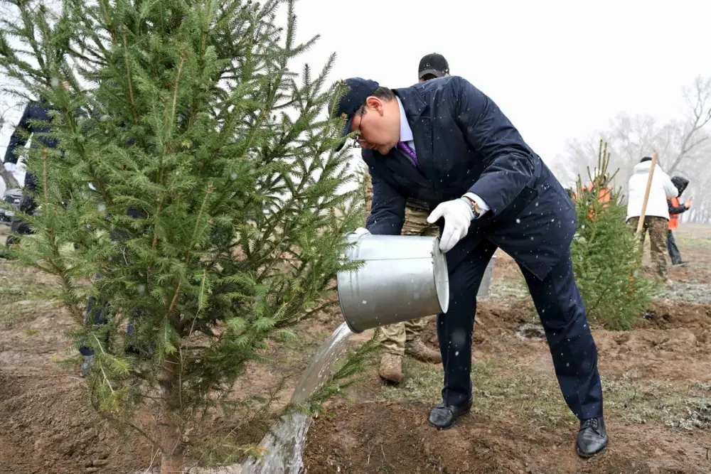 Представители фонда «Самрук-Казына» приняли участие в акции по посадке деревьев в Семее (4)