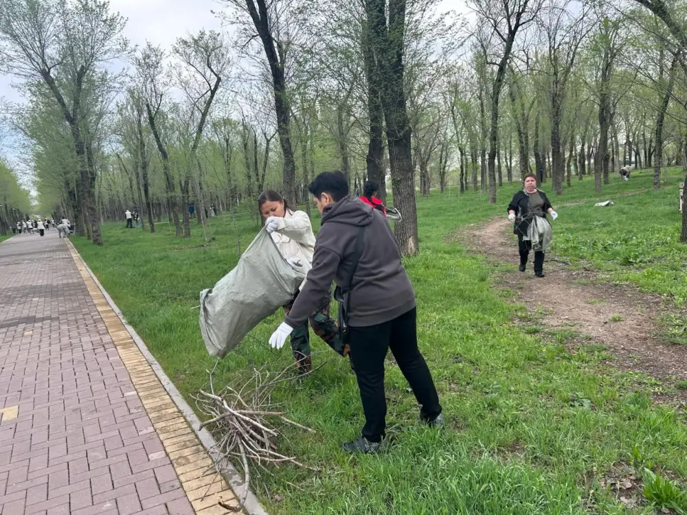 Свыше 2 тыс. жителей приняли участие в субботнике в Турксибском районе Алматы (6)