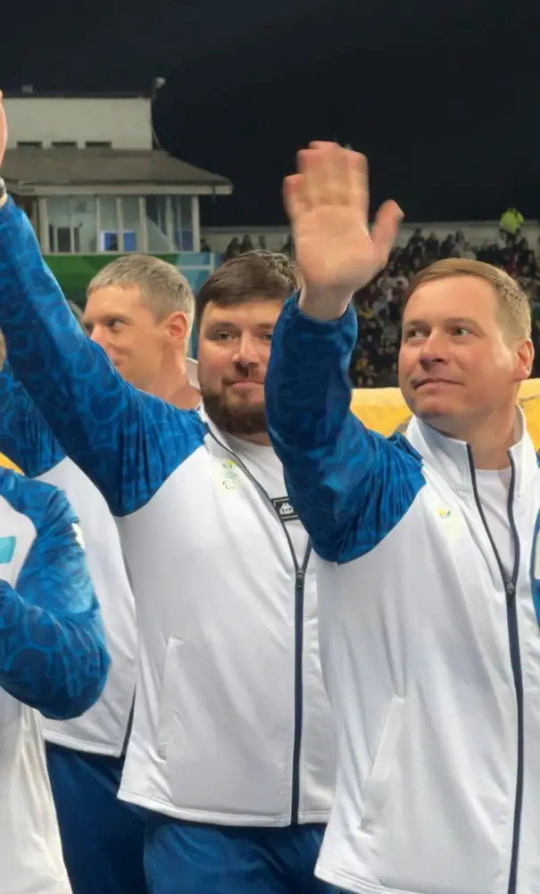 Паралимпийцы — участники зимних Игр стали почётными гостями матча в Алматы (4)