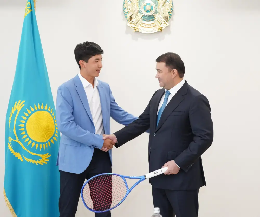 АКИМ ТУРКЕСТАНСКОЙ ОБЛАСТИ ВСТРЕТИЛСЯ С ТАЛАНТЛИВЫМ ТЕННИСИСТОМ ЗАНГАРОМ НУРЛАНУЛЫ (7)