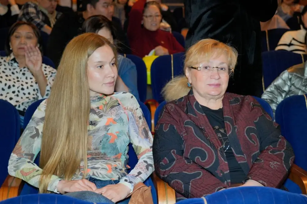 В Астане впервые выступил Восточно-Казахстанский театр драмы и оперетты (5)