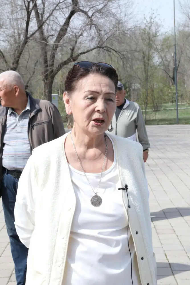 Алматинцы вышли на субботник в парке «Желтоксан» (3)