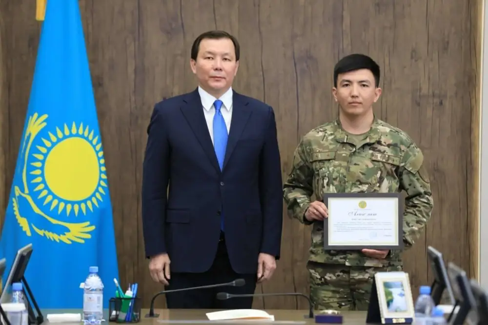 Актюбинские спасатели награждены за героизм при ликвидации пожара (8)