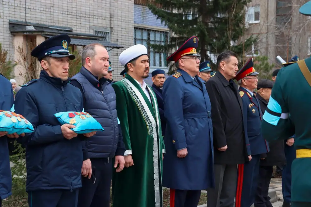 В областном центре Восточного Казахстана простились с Курматом Рахимовым (6)