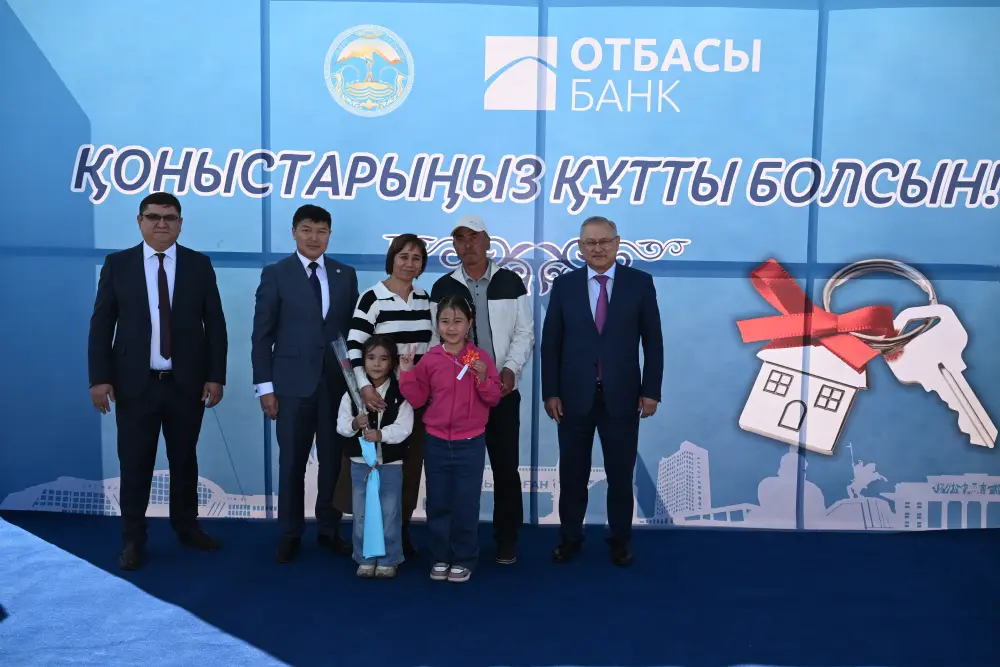 Бейбит Исабаев вручил ключи очередникам от новых домов (6)