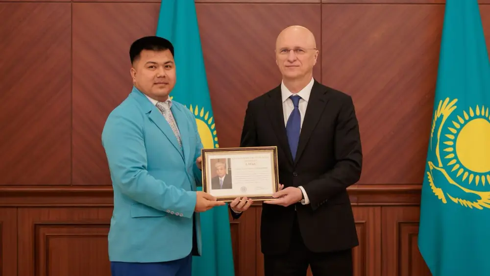 Первый заместитель Премьер-министра Роман Скляр вручил награды от имени Президента Казахстана сотрудникам государственных органов и представителям авиационной отрасли, принявших участие в эвакуации казахстанцев из стран Ближнего Востока (6)