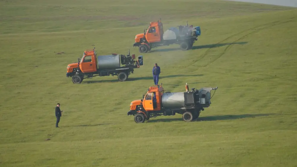 В ТУРКЕСТАНСКОЙ ОБЛАСТИ УСИЛИЛИ БОРЬБУ С САРАНЧОЙ (3)