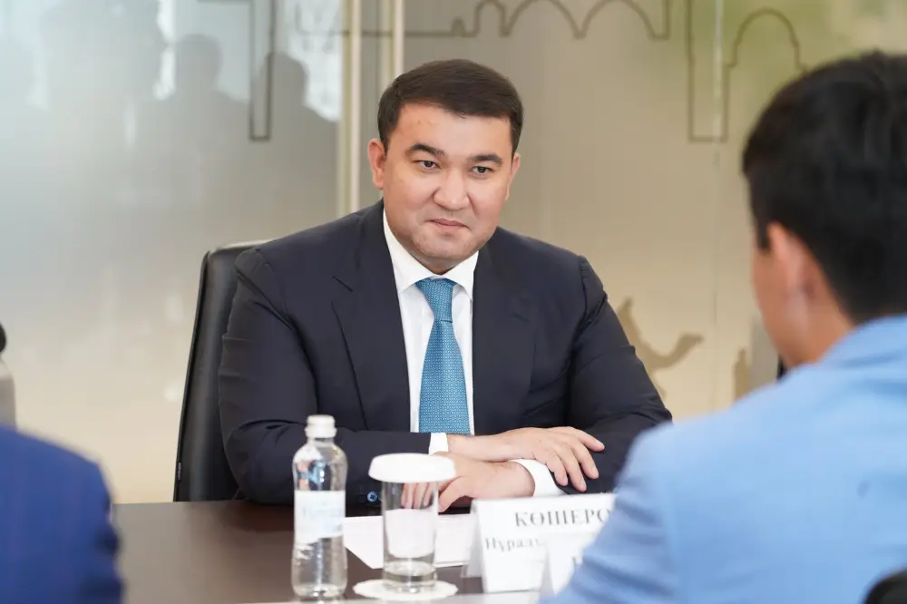 АКИМ ТУРКЕСТАНСКОЙ ОБЛАСТИ ВСТРЕТИЛСЯ С ТАЛАНТЛИВЫМ ТЕННИСИСТОМ ЗАНГАРОМ НУРЛАНУЛЫ (2)