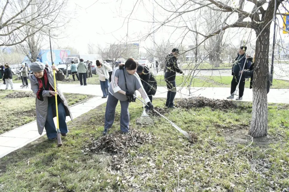 «Таза Қазақстан»: около 200 сотрудников цирка вышли на субботник в Астане (9)