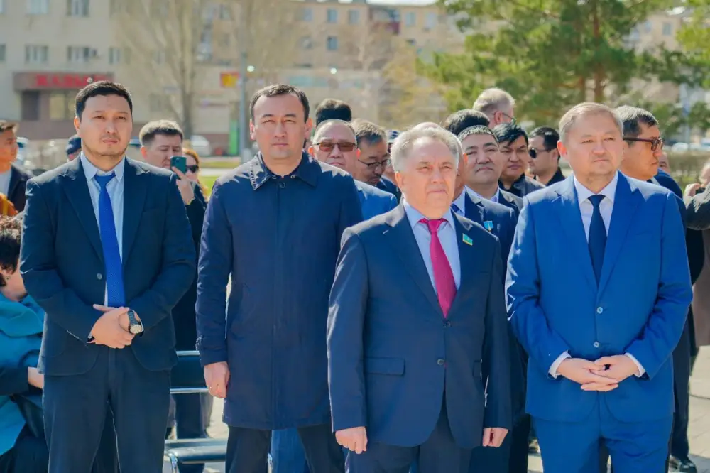 День работников науки: в Астане прошла церемония возложения цветов к памятнику Канышу Сатпаеву (5)