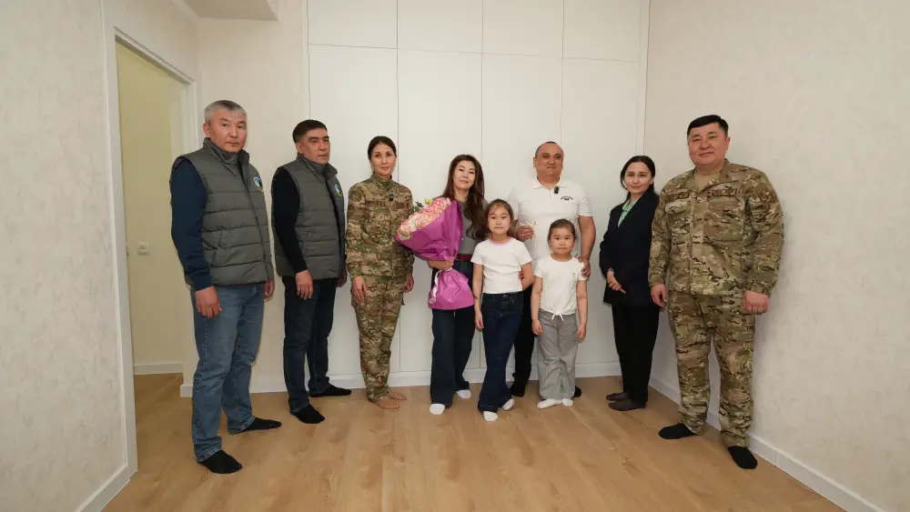 В Астане семье спасателя вручили ключи от квартиры (8)