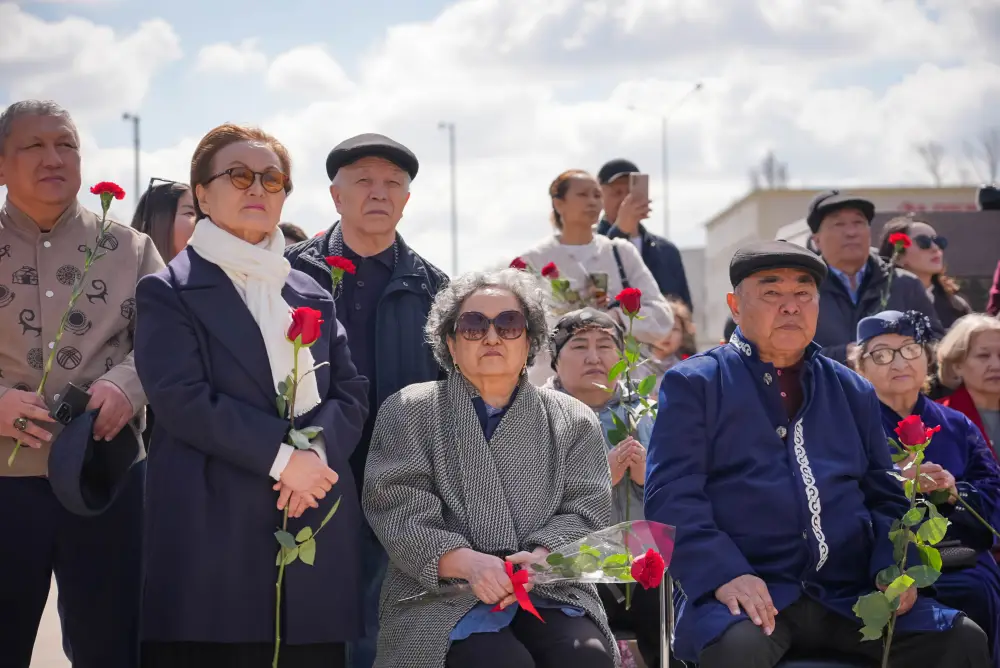 День науки: в Астане состоялась церемония возложения цветов в память о Каныше Имантаевиче Сатпаеве (5)