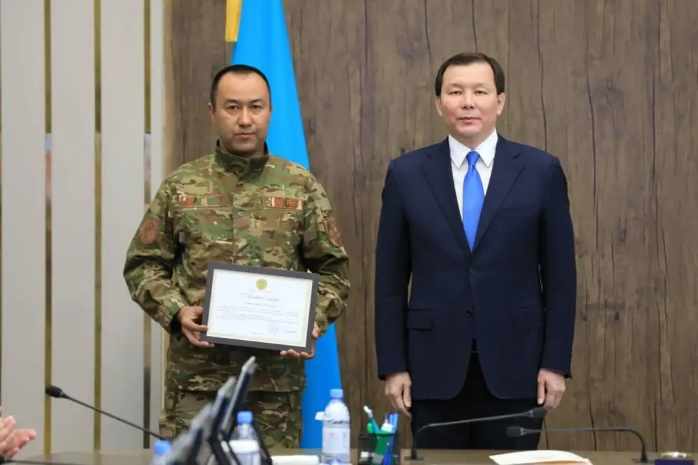 Актюбинские спасатели награждены за героизм при ликвидации пожара (6)