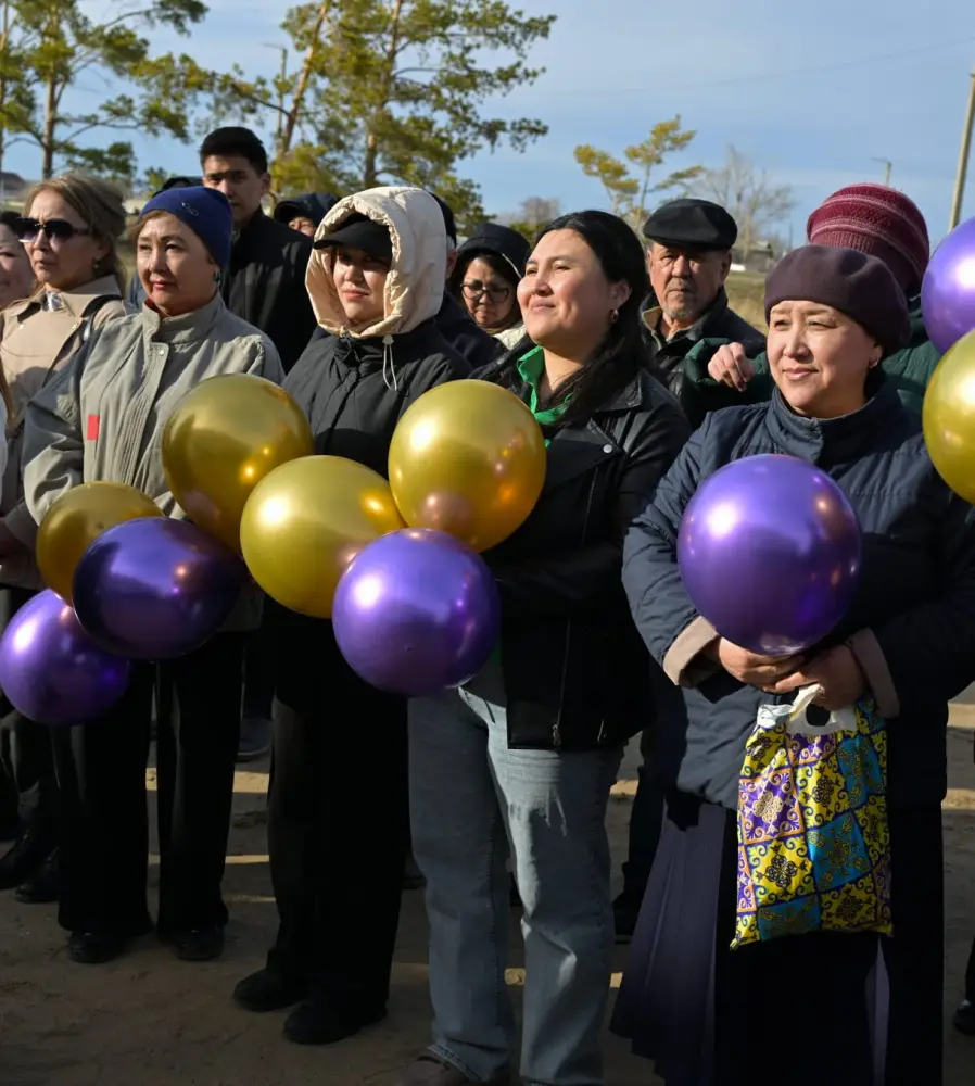 Аким области Асаин Байханов в ходе рабочей поездки в Актогайский район посетил новую детскую школу искусств «Балдаурен» и принял участие в церемонии вручения ключей новоселам 24-квартирного жилого дома (3)