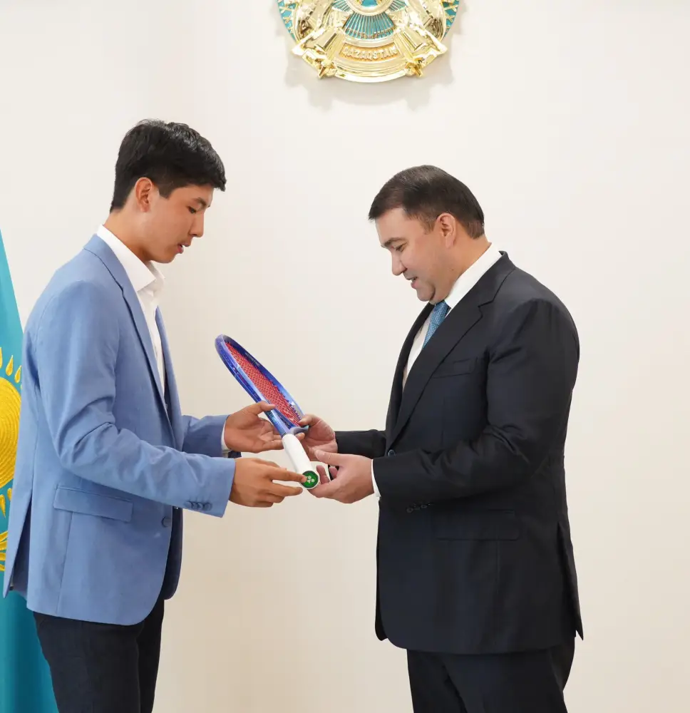 АКИМ ТУРКЕСТАНСКОЙ ОБЛАСТИ ВСТРЕТИЛСЯ С ТАЛАНТЛИВЫМ ТЕННИСИСТОМ ЗАНГАРОМ НУРЛАНУЛЫ (6)